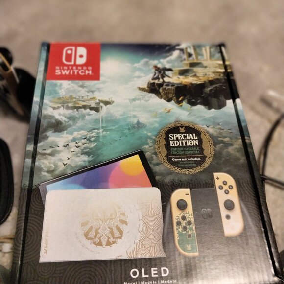 Nintendo Switch OLED special Zelda edition in box- Plus games and accessories - Picture 5 of 10